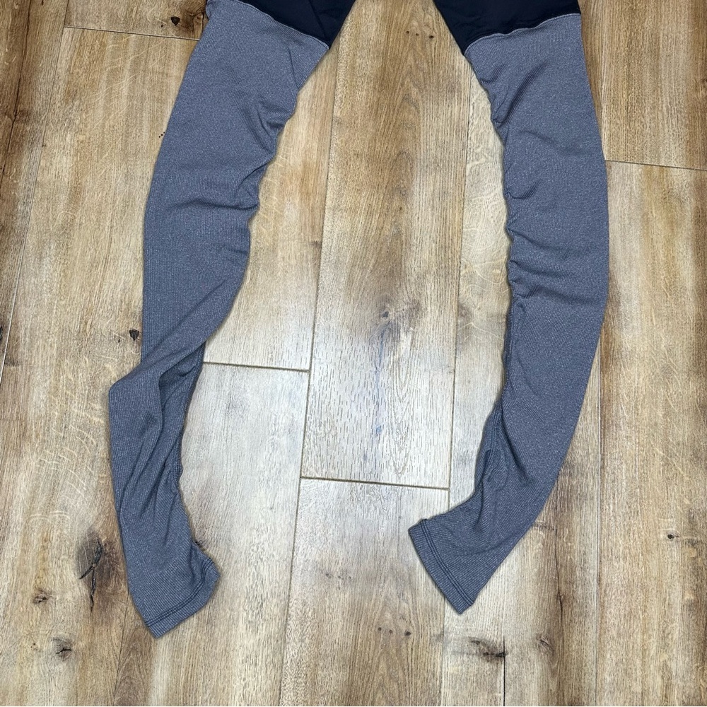 Alo Yoga Goddess Ribbed Ruched Leggings Gray & Black - Picture 10 of 14